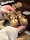 Handgemaakte wollen slofjes beer