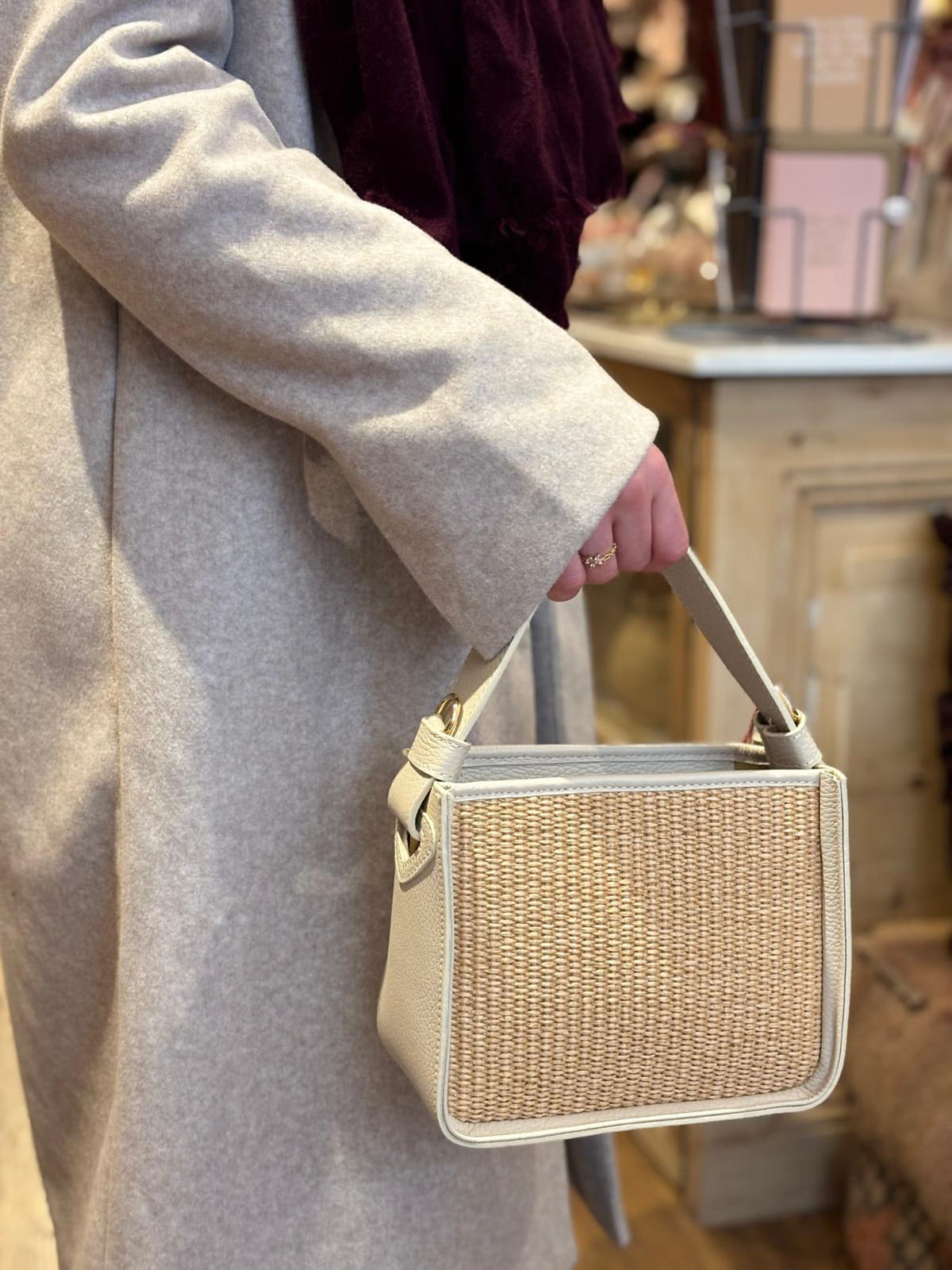 Leren handtas met gevlochten raffia