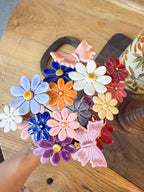Kleurrijke handgemaakte keramieken bloemen