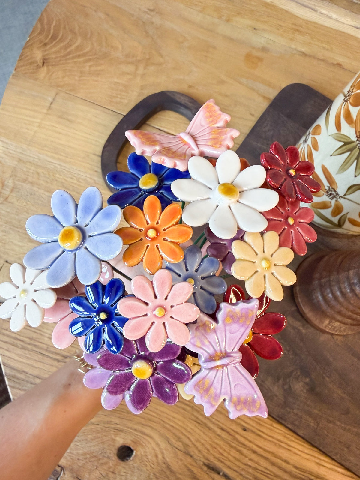 Kleurrijke handgemaakte keramieken bloemen