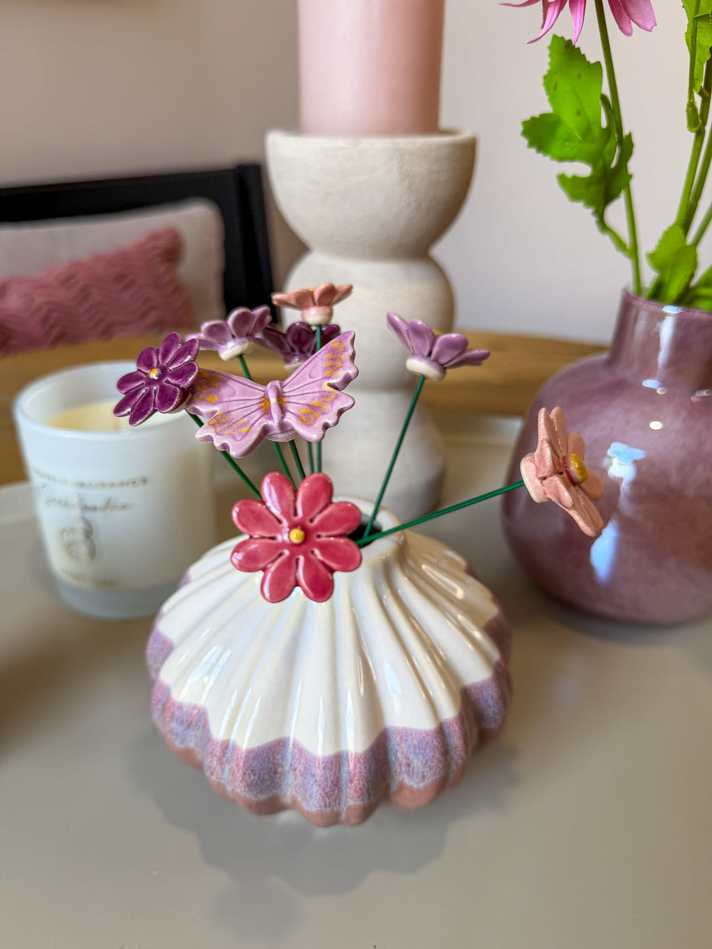 Handgemaakte keramieken bloemen in een roze schelpvaasje